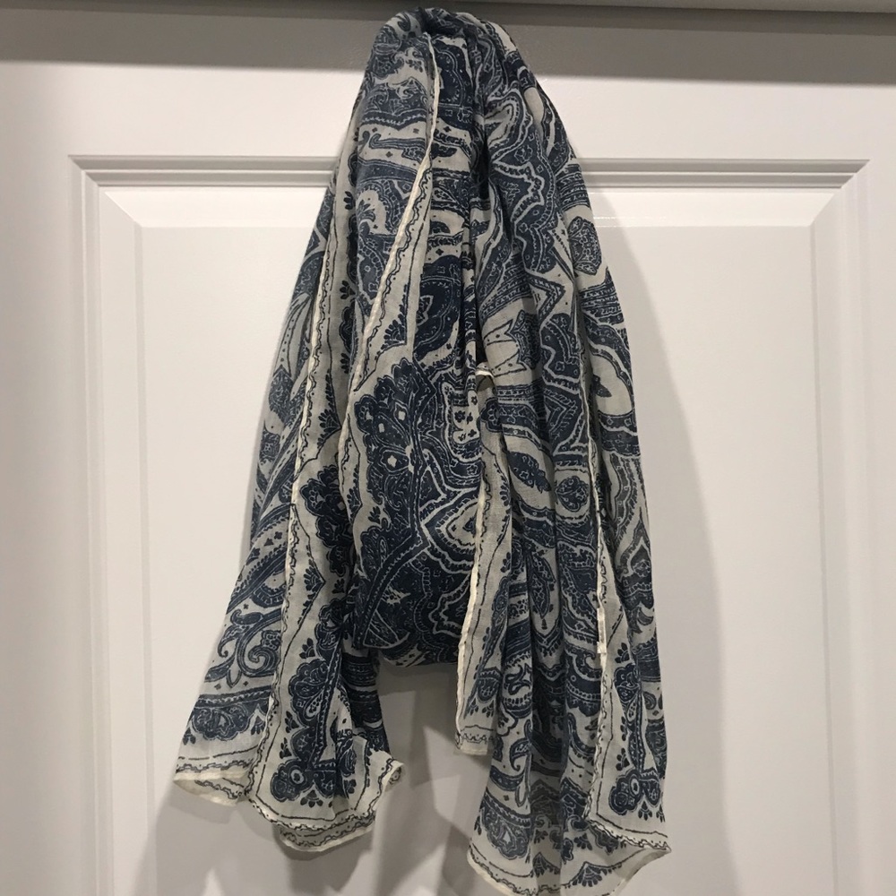 Blue and cream scarf